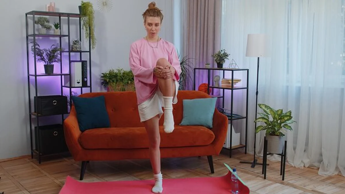 Młoda kobieta siedząca na kanapie w domu