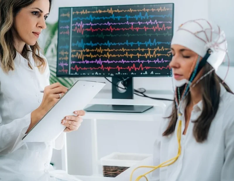 Pacjentka wykonująca skanowanie EEG w laboratorium neurologicznym