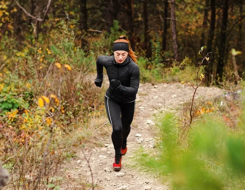 Sportowa kobieta biegająca na zewnątrz