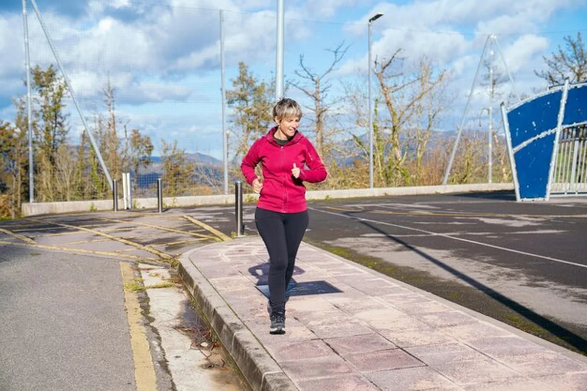 Kobieta biegająca na zewnątrz w poszukiwaniu formy i zdrowia