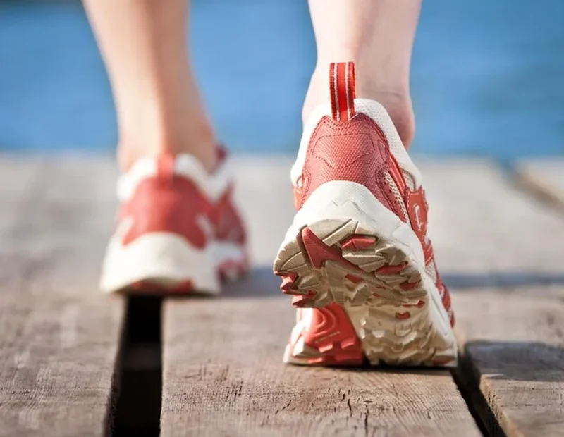 Stopy biegacza na drewnianym moście