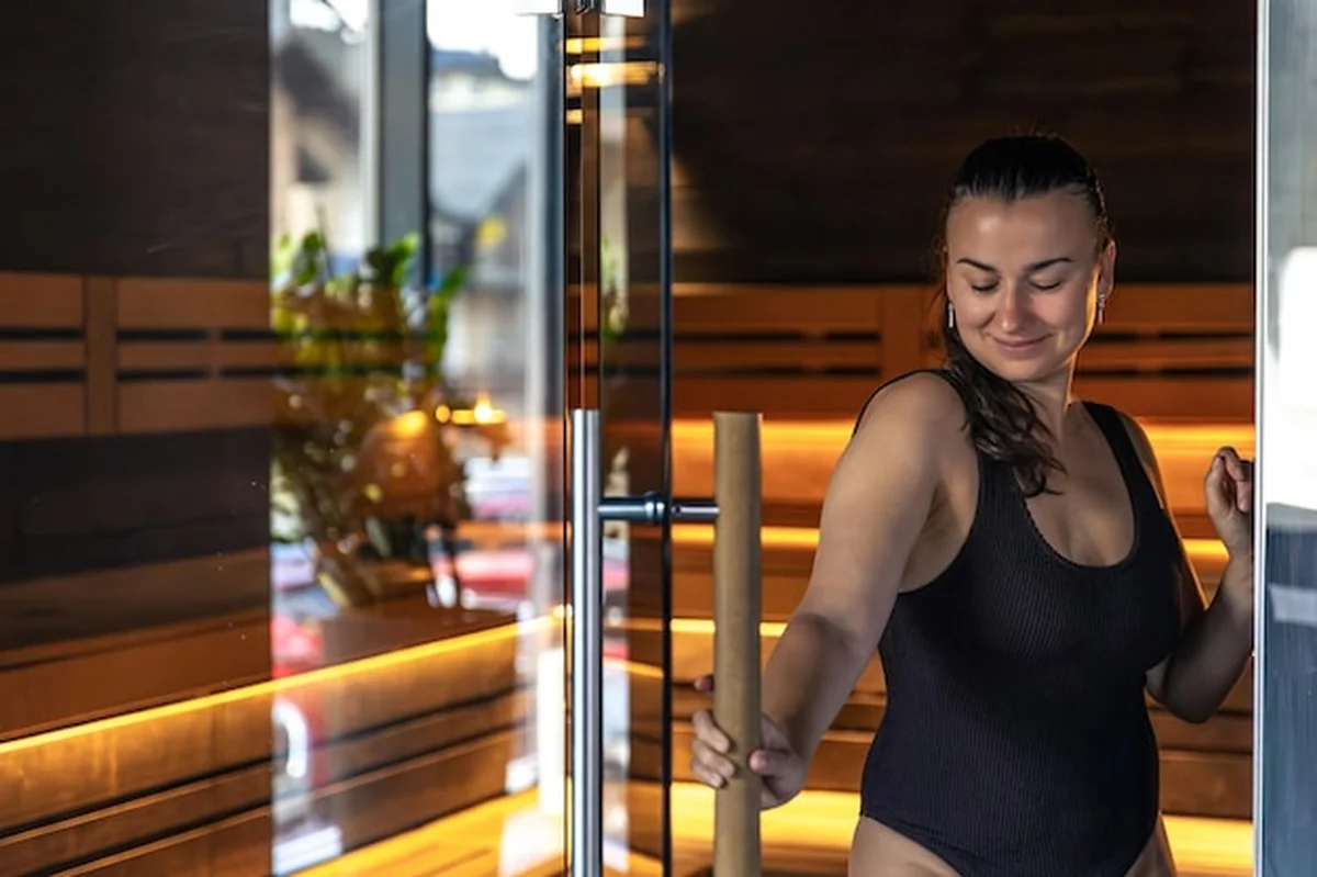 Kobieta wchodząca do spa z sauną