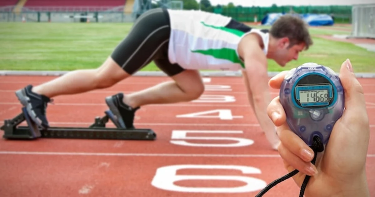 Dłoń trzymająca zegar