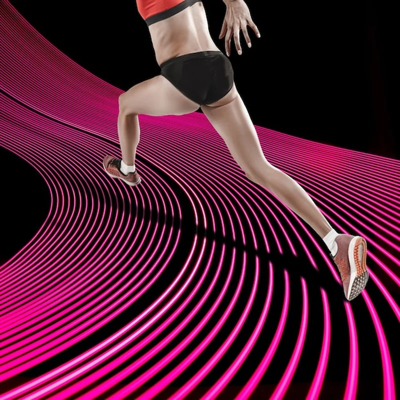 Biegacz na tle neonowej linii w treningu