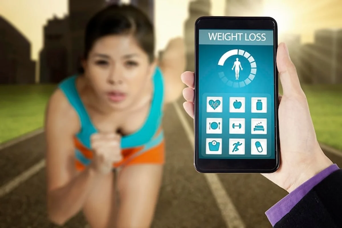 Kobieta biegająca na polu z aplikacją do utraty wagi