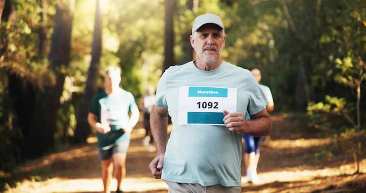 Dojrzały biegacz podczas maratonu cardio w lesie