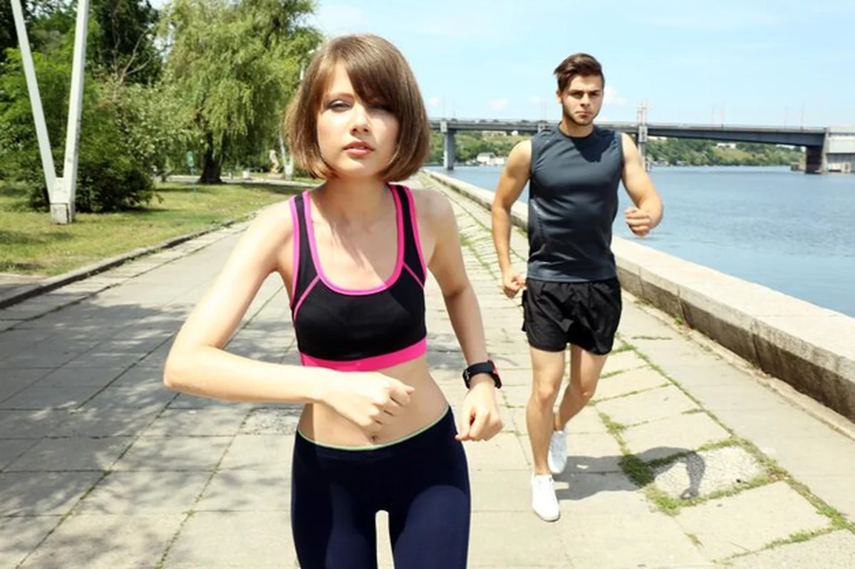 Młodzi ludzie biegający w pobliżu rzeki