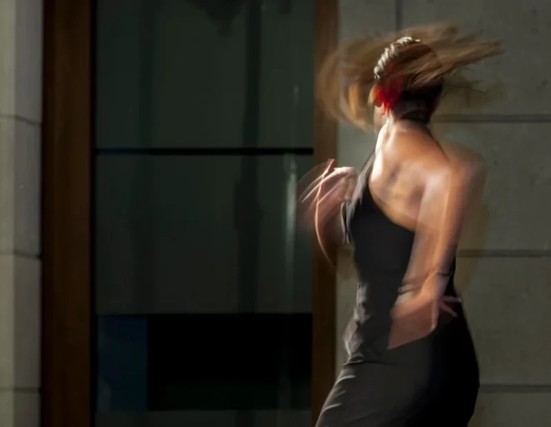 Kobieta biegnąca przeciwko ścianie