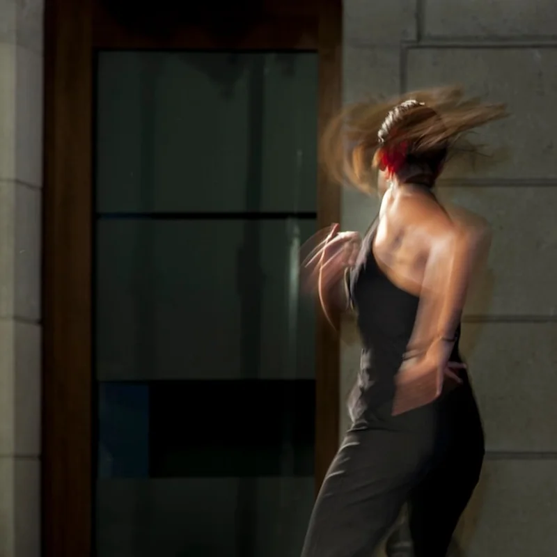 Kobieta biegnąca przeciwko ścianie