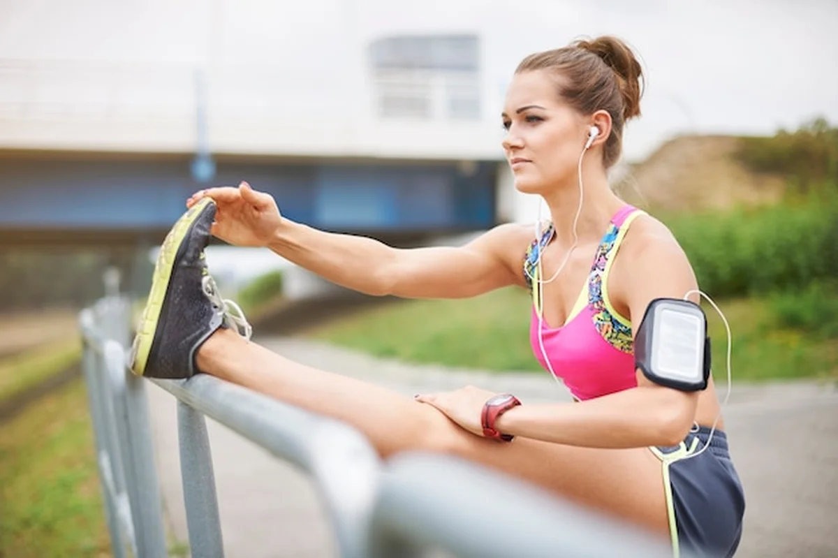 Młoda kobieta biegnąca na zewnątrz
