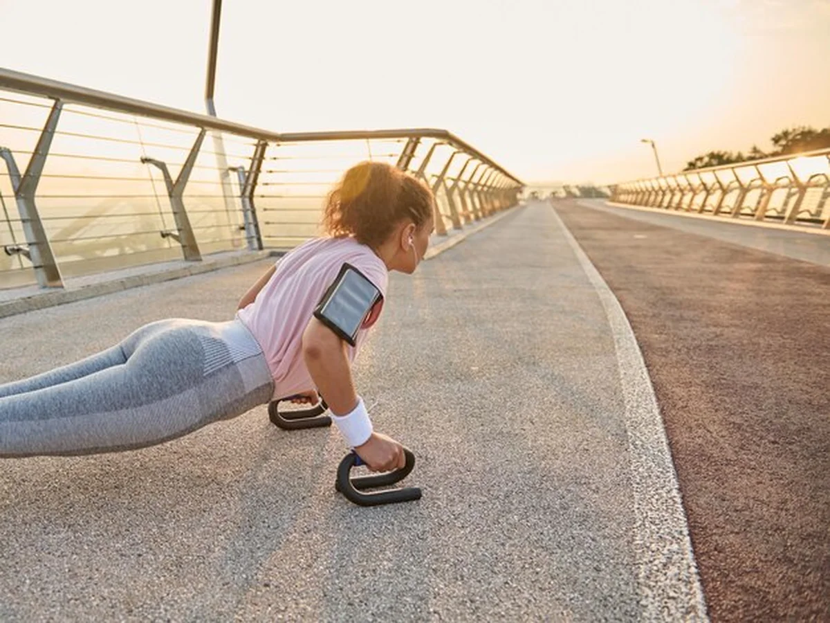 Lekkoatletka robi pompki na moście o świcie