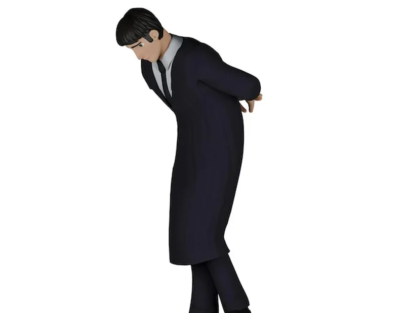 Mężczyzna-sędzia idzie zgięty z rękami za ciałem i głową w dół