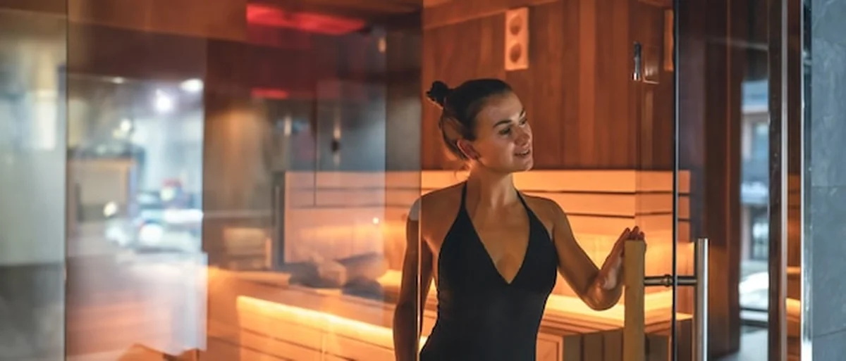 Młoda kobieta relaksuje się w saunie