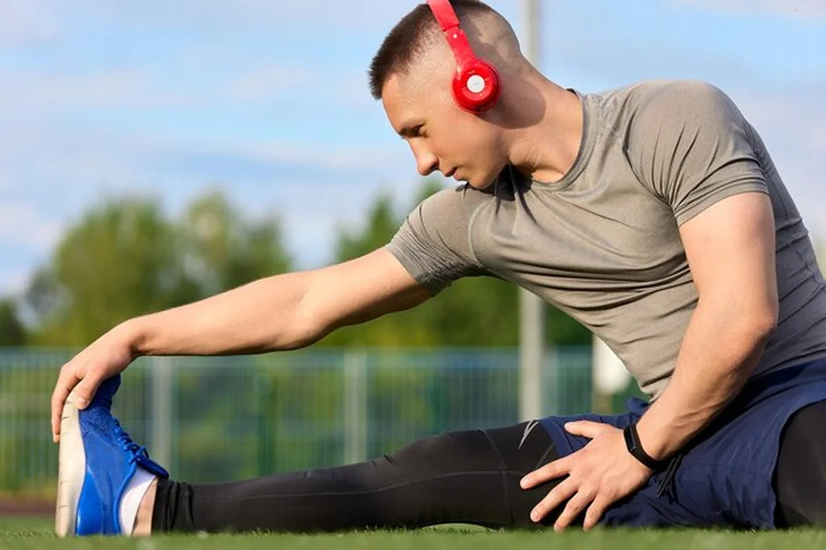 Biegacz przygotowuje się do treningu, gniotąc nogi