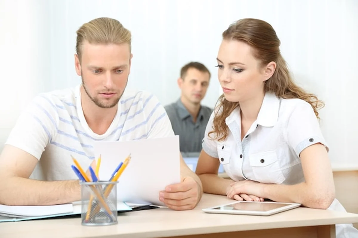 Pracownicy biurowi w miejscu pracy